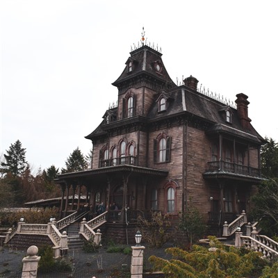 De geheimen achter de spookachtige Phantom Manor in Frontierland